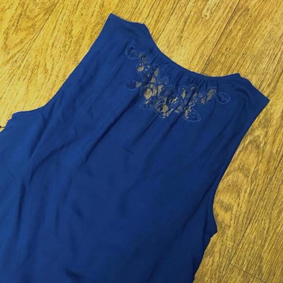 Velvet by Graham and Spencer Blue Rolanda Lace Sleeveless Blouse Size Medium - Picture 7 of 12